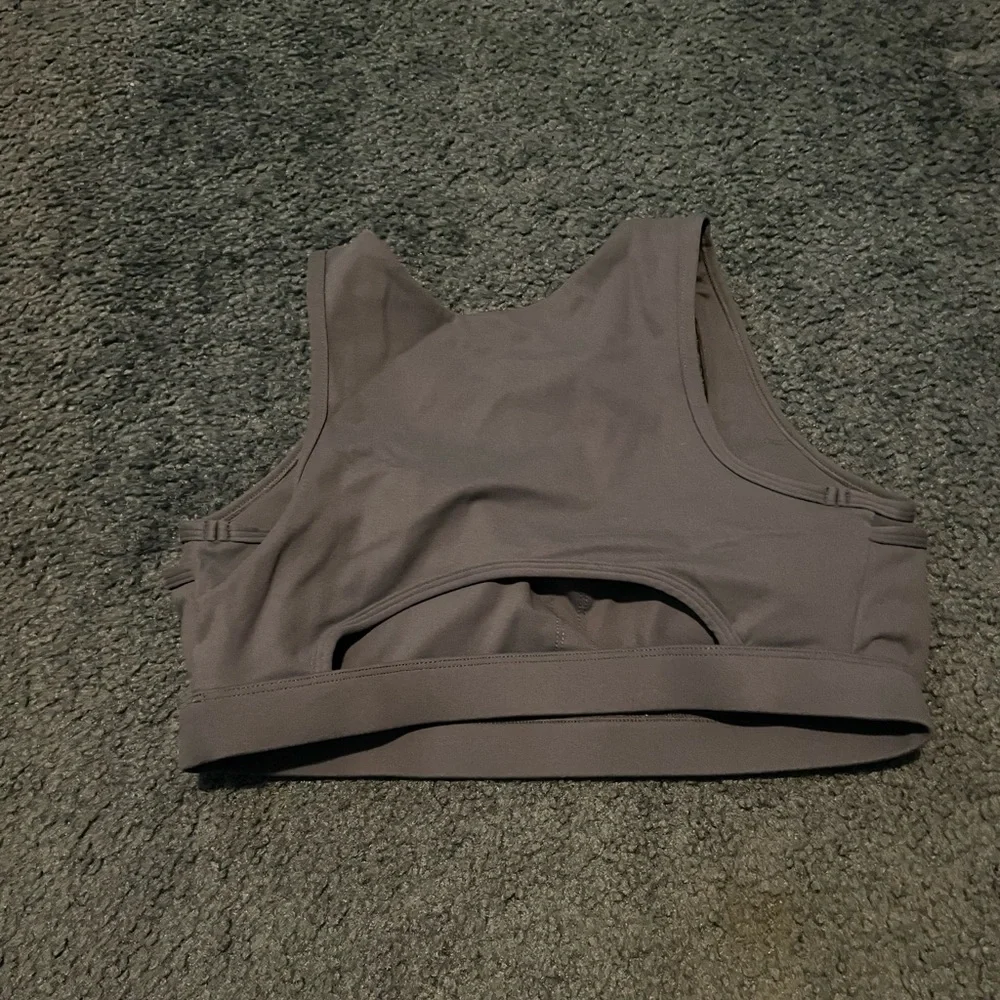 Key hole sports bra - Picture 5 of 6